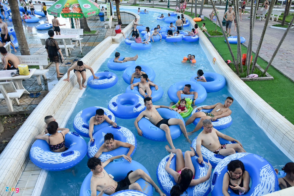 Thiếu nữ Hà thành vùng vẫy ở bể bơi giải nhiệt ngày nóng kỷ lục
