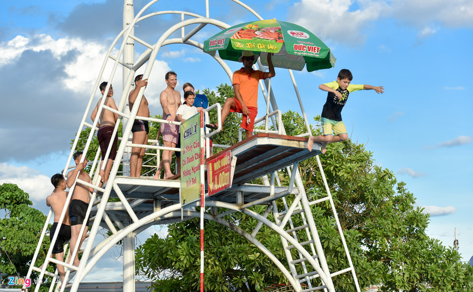 Thiếu nữ Hà thành vùng vẫy ở bể bơi giải nhiệt ngày nóng kỷ lục