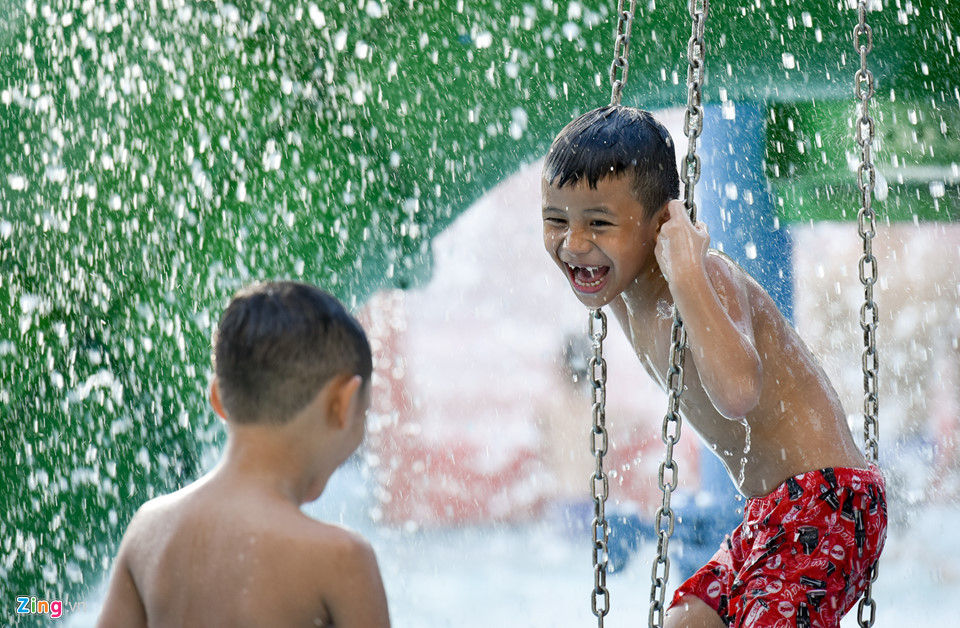 Thiếu nữ Hà thành vùng vẫy ở bể bơi giải nhiệt ngày nóng kỷ lục