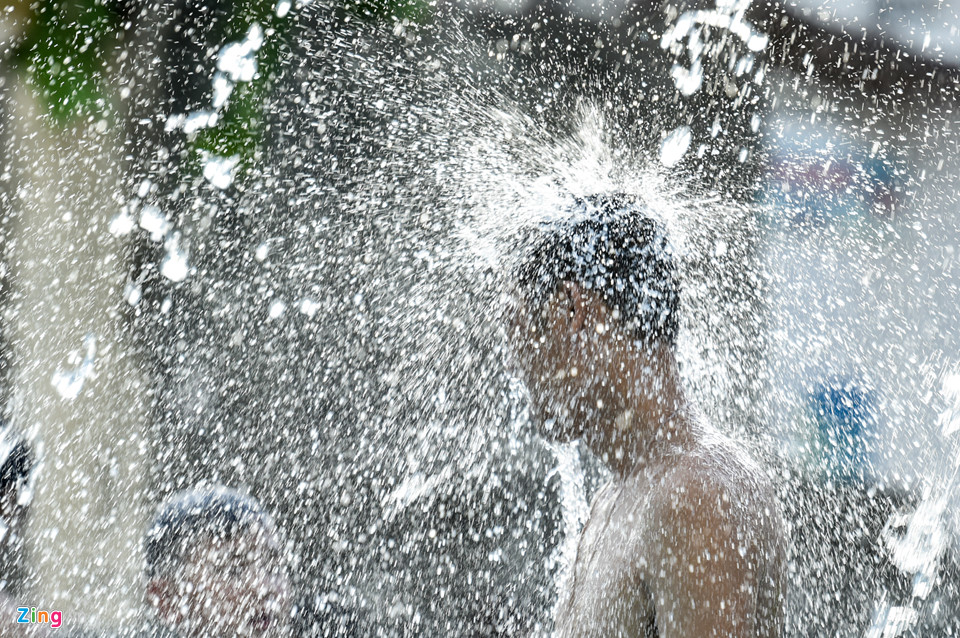 Thiếu nữ Hà thành vùng vẫy ở bể bơi giải nhiệt ngày nóng kỷ lục