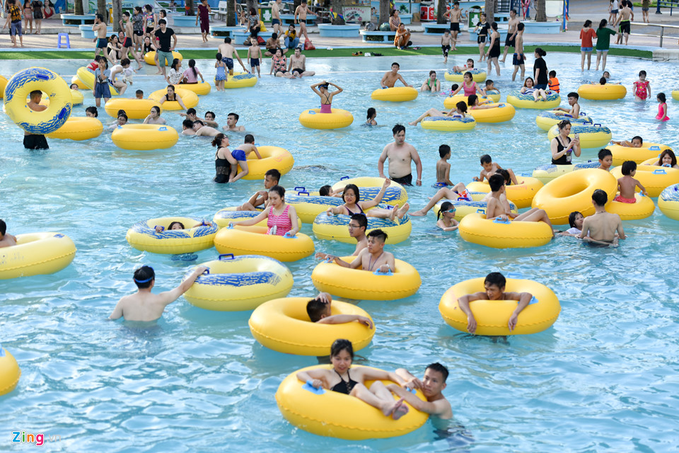 Thiếu nữ Hà thành vùng vẫy ở bể bơi giải nhiệt ngày nóng kỷ lục