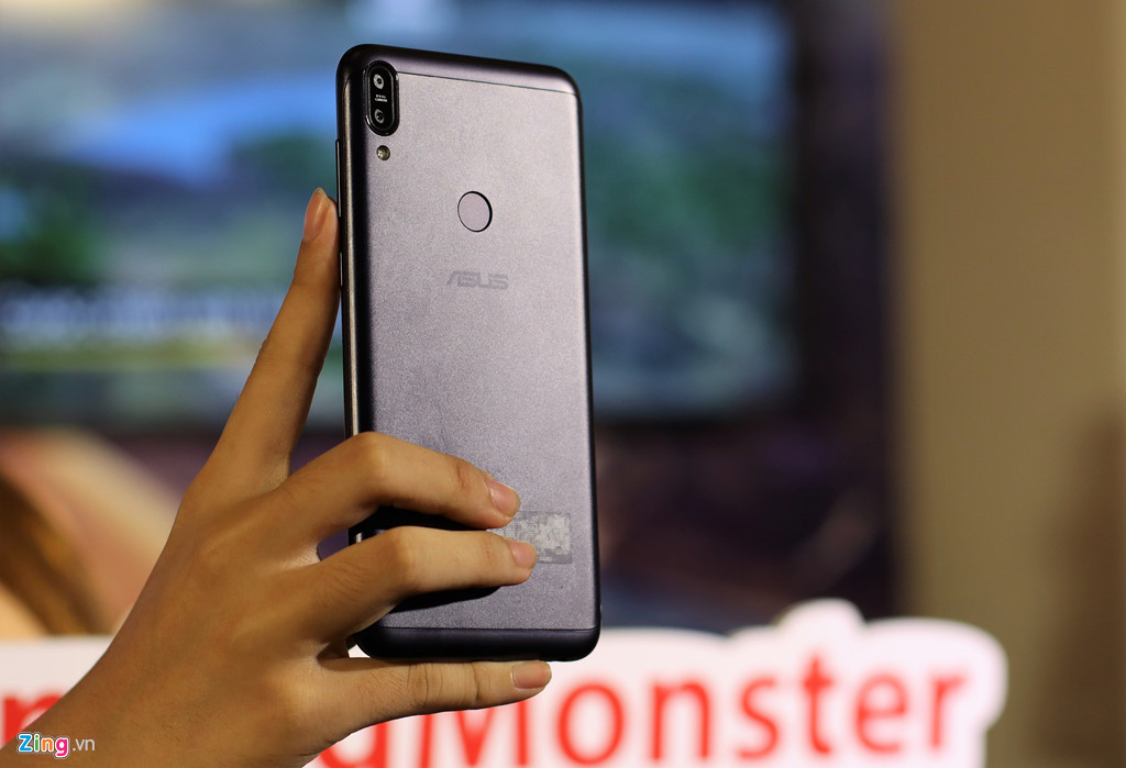 Asus bán Zenfone 5Z giống iPhone X giá 12,5 triệu tại VN