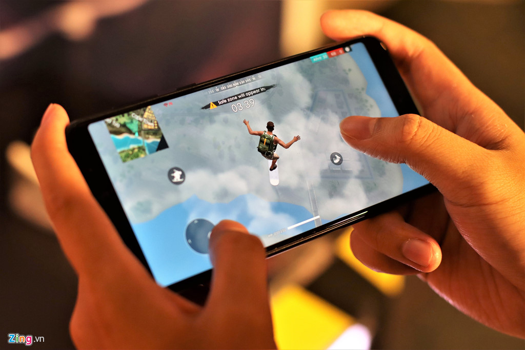 Asus bán Zenfone 5Z giống iPhone X giá 12,5 triệu tại VN