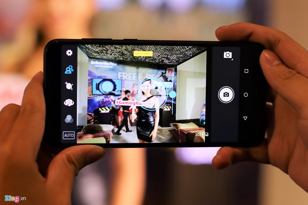 Asus bán Zenfone 5Z giống iPhone X giá 12,5 triệu tại VN