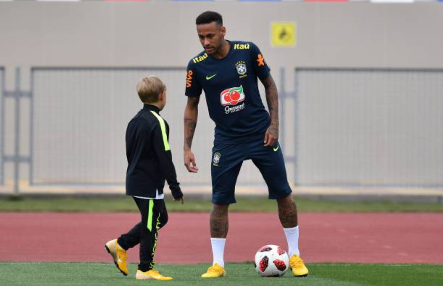 Dàn sao Brazil đưa con tới sân tập trước trận sinh tử với Bỉ