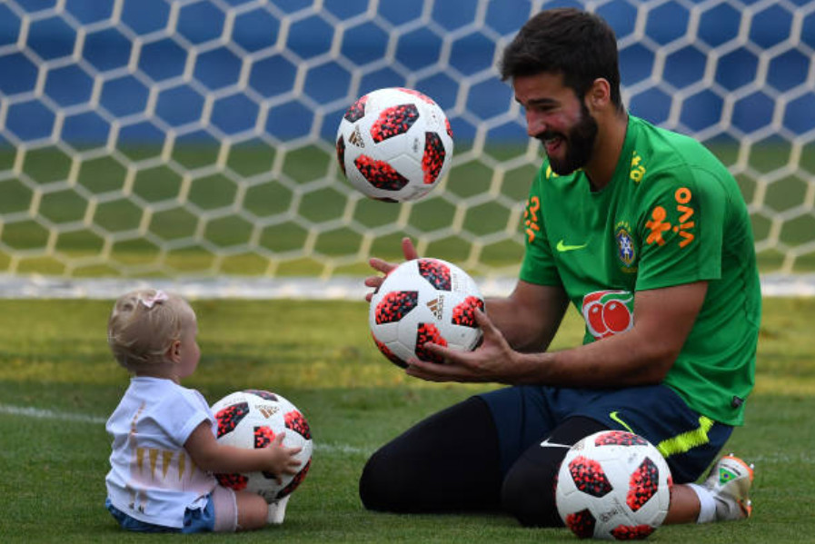 Dàn sao Brazil đưa con tới sân tập trước trận sinh tử với Bỉ