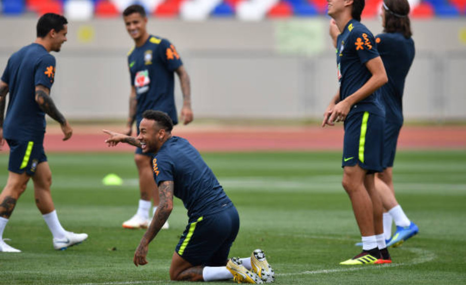 Dàn sao Brazil đưa con tới sân tập trước trận sinh tử với Bỉ