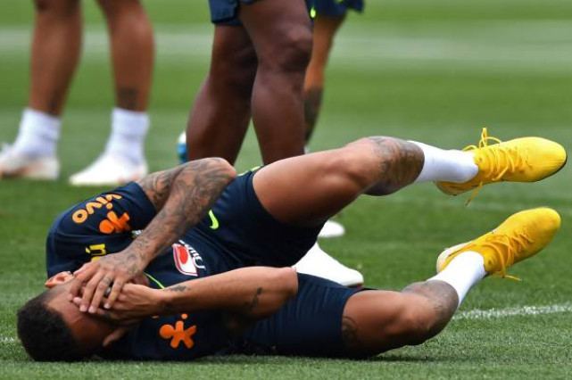 Dàn sao Brazil đưa con tới sân tập trước trận sinh tử với Bỉ