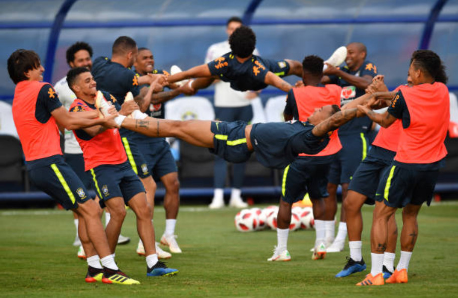 Dàn sao Brazil đưa con tới sân tập trước trận sinh tử với Bỉ