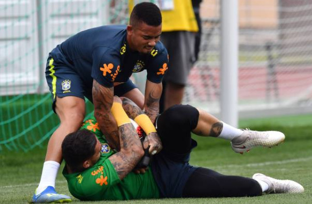 Dàn sao Brazil đưa con tới sân tập trước trận sinh tử với Bỉ