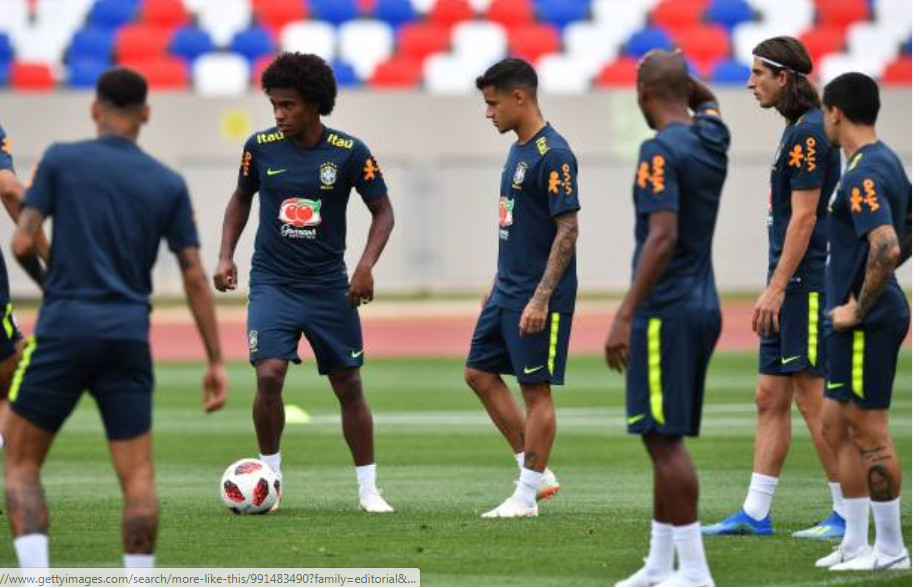 Dàn sao Brazil đưa con tới sân tập trước trận sinh tử với Bỉ