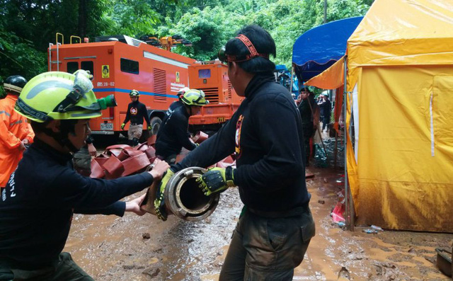 Đội bóng Thái Lan bị mắc kẹt: Bão lớn sắp ập tới, hàng trăm máy bơm chạy đua với trời