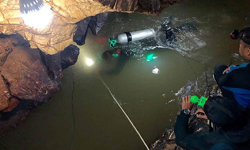 Thái Lan cử 31 người nhái cứu hộ đội bóng nhí mắc kẹt trong hang
