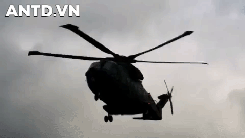 Bi hài chuyện trực thăng tốt nhất thế giới đánh rơi cửa xuống giữa phố