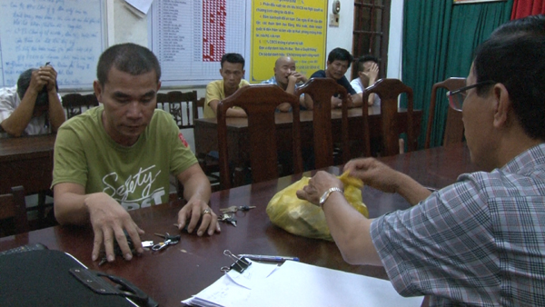 Huế: Cảnh sát hình sự đột kích ổ cá độ World Cup tại quán cà phê