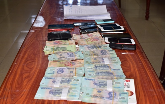 Bắt người mua tài khoản cá độ bóng đá với giá 100.000 USD