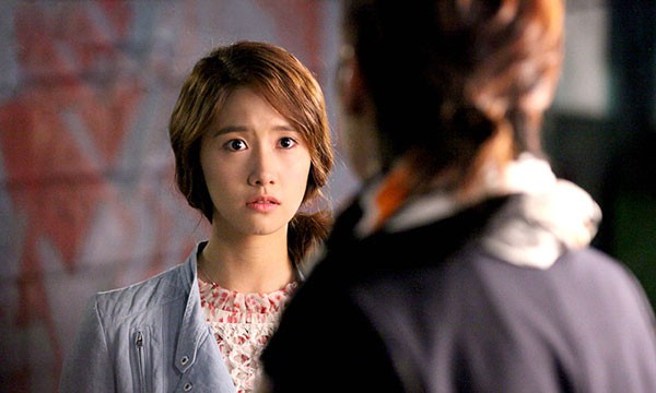 Chồng thương vợ là thế bỗng nổi điên và đánh vợ khi đọc được dòng bình luận vô duyên trên Facebook