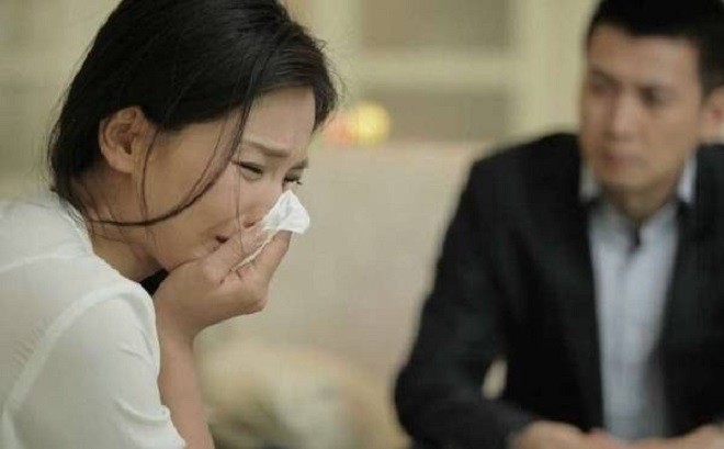 Chồng thương vợ là thế bỗng nổi điên và đánh vợ khi đọc được dòng bình luận vô duyên trên Facebook