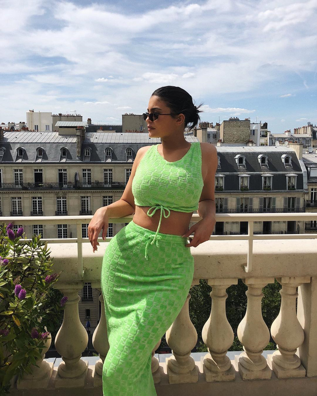 Phối crop top nổi bật theo xu hướng nguyên cây