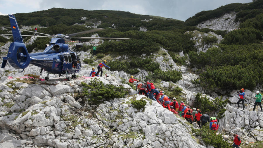 728 người giải cứu một người đàn ông bị kẹt 11 ngày dưới hang sâu