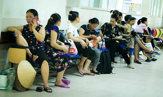Ảnh: Nắng nóng thế này còn gì bức bối hơn cảnh đưa con vào viện