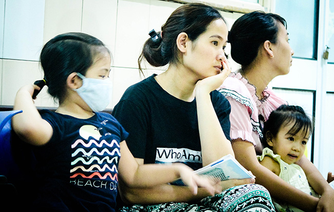 Ảnh: Nắng nóng thế này còn gì bức bối hơn cảnh đưa con vào viện