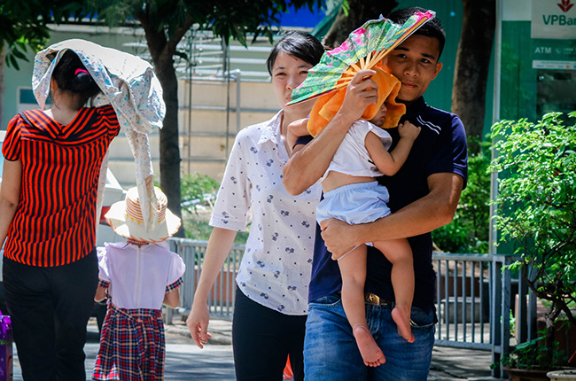 Ảnh: Nắng nóng thế này còn gì bức bối hơn cảnh đưa con vào viện