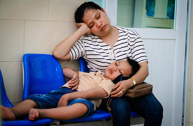 Ảnh: Nắng nóng thế này còn gì bức bối hơn cảnh đưa con vào viện