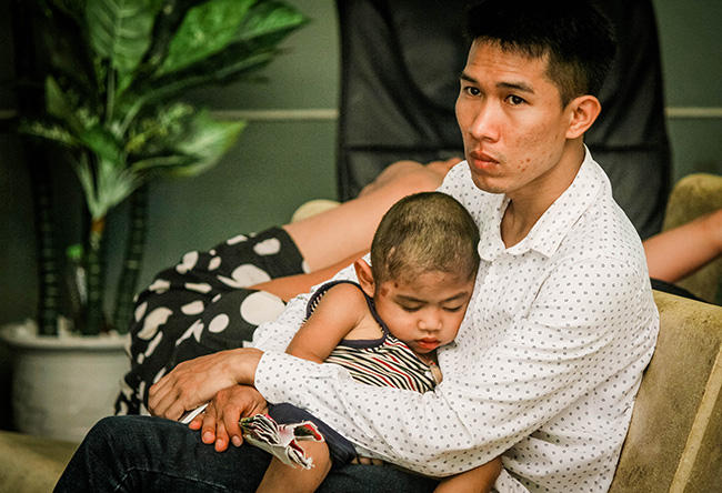 Ảnh: Nắng nóng thế này còn gì bức bối hơn cảnh đưa con vào viện