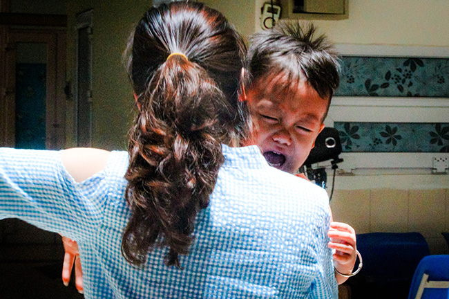 Ảnh: Nắng nóng thế này còn gì bức bối hơn cảnh đưa con vào viện