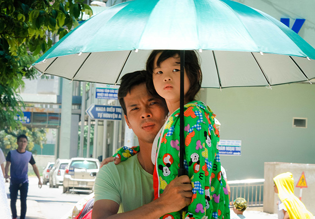 Ảnh: Nắng nóng thế này còn gì bức bối hơn cảnh đưa con vào viện