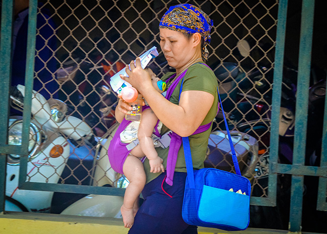 Ảnh: Nắng nóng thế này còn gì bức bối hơn cảnh đưa con vào viện