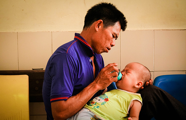 Ảnh: Nắng nóng thế này còn gì bức bối hơn cảnh đưa con vào viện