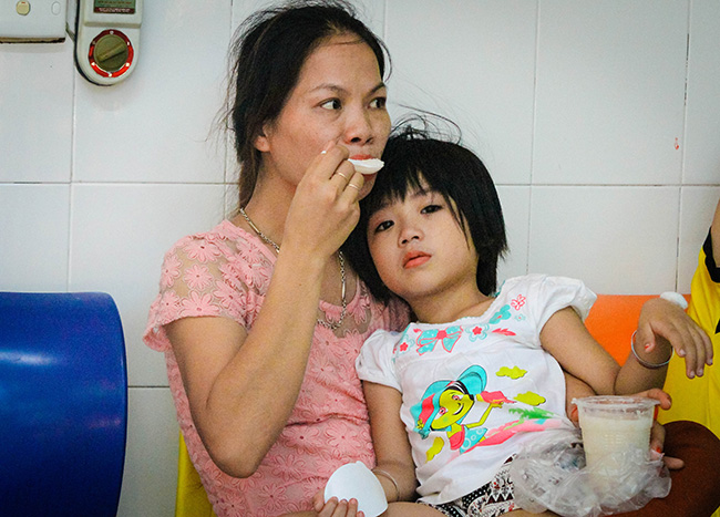 Ảnh: Nắng nóng thế này còn gì bức bối hơn cảnh đưa con vào viện