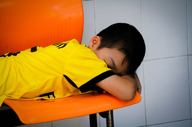 Ảnh: Nắng nóng thế này còn gì bức bối hơn cảnh đưa con vào viện