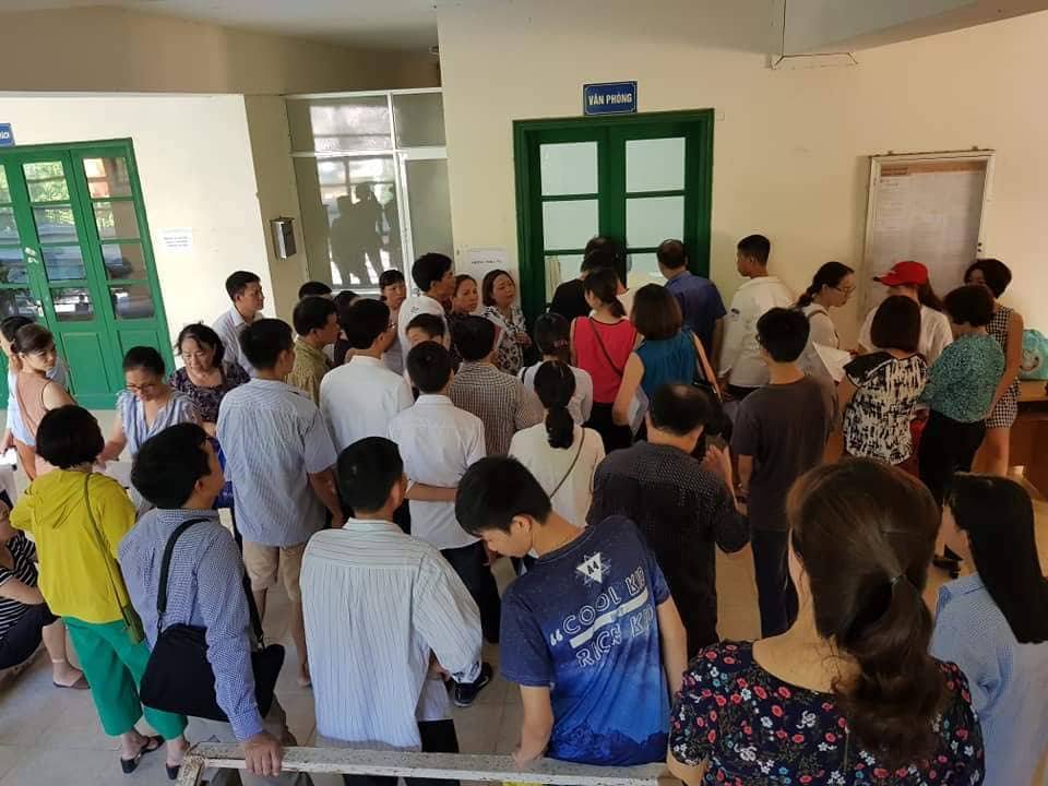 Hà Nội: Điểm chuẩn lớp 10 hạ, rớt thành đỗ, phụ huynh đôn đáo làm hồ sơ