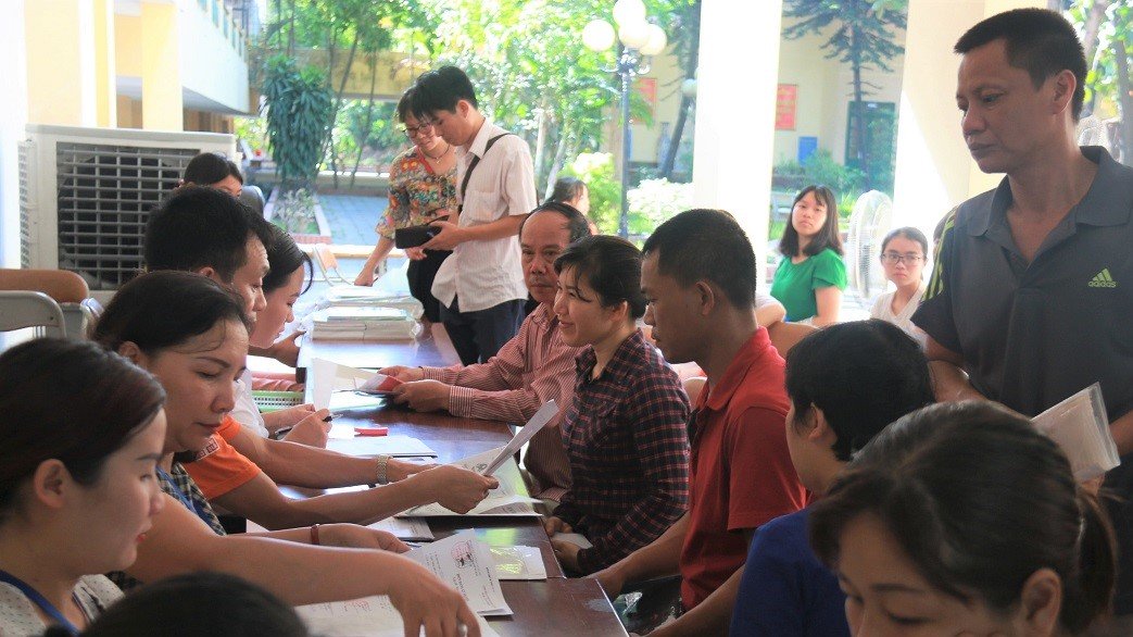 Hà Nội: Điểm chuẩn lớp 10 hạ, rớt thành đỗ, phụ huynh đôn đáo làm hồ sơ