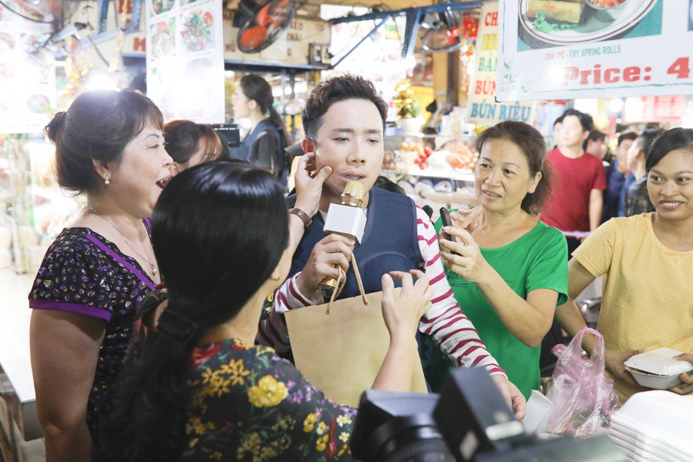Khi đàn ông mang bầu tập 7: Hương Giang - Trấn Thành đấu khẩu vì tranh giành địa bàn... bán bún bò Khi đàn ông mang bầu tập 7: Hương Giang - Trấn Thành đấu khẩu vì tranh giành địa bàn... bán bún bò