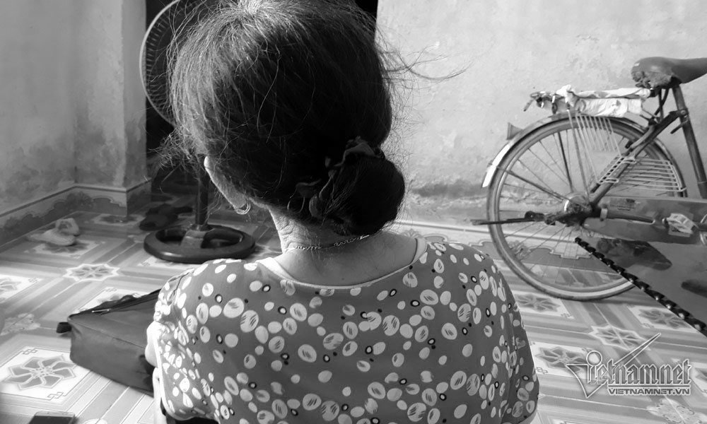 Tắm cho cháu gái 5 tuổi, bà ngoại chết sững thấy sưng vùng kín