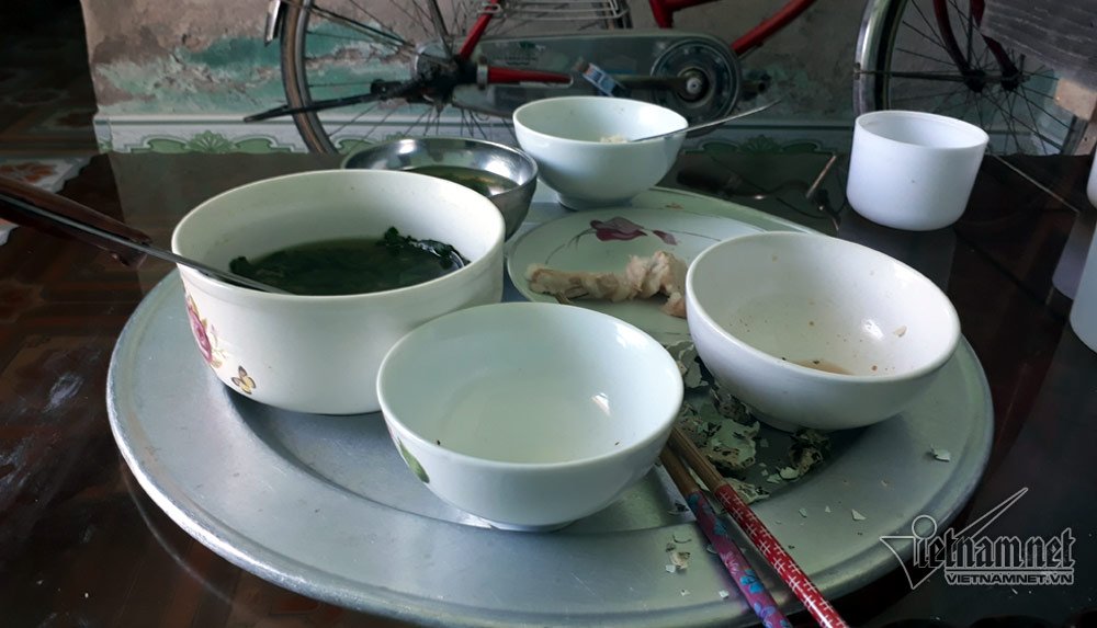 Tắm cho cháu gái 5 tuổi, bà ngoại chết sững thấy sưng vùng kín