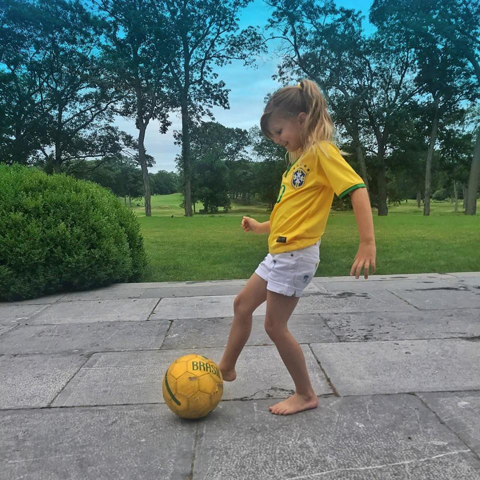 Dàn mẫu xinh đẹp, nổi tiếng cổ vũ Brazil tại World Cup 2018