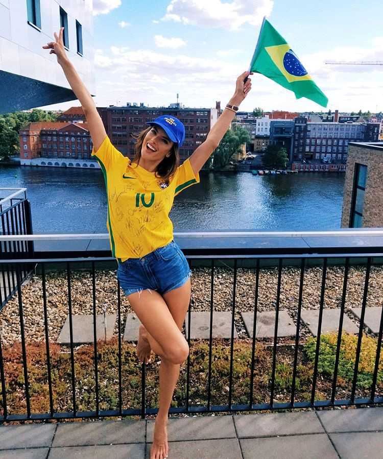 Dàn mẫu xinh đẹp, nổi tiếng cổ vũ Brazil tại World Cup 2018