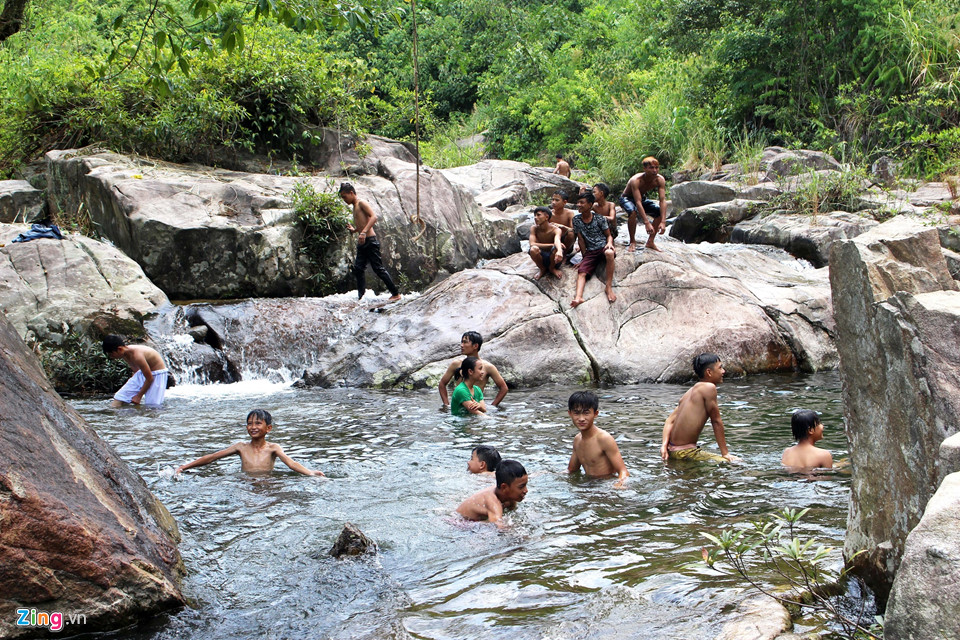 Dân đổ xô lên rừng tắm suối trong thời tiết nắng nóng