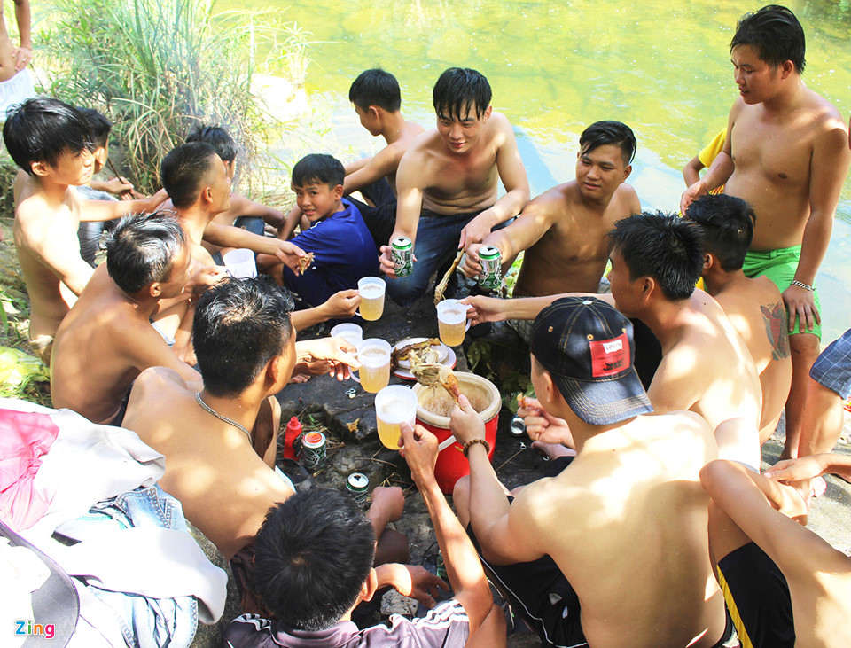 Dân đổ xô lên rừng tắm suối trong thời tiết nắng nóng