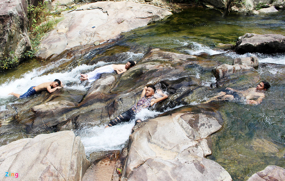 Dân đổ xô lên rừng tắm suối trong thời tiết nắng nóng