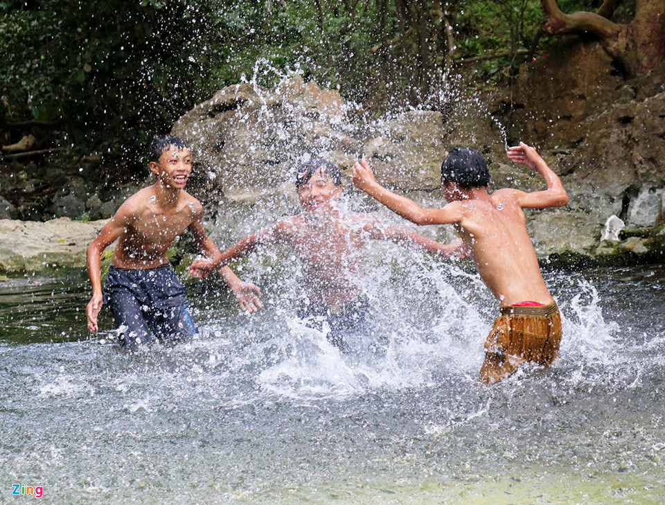 Dân đổ xô lên rừng tắm suối trong thời tiết nắng nóng