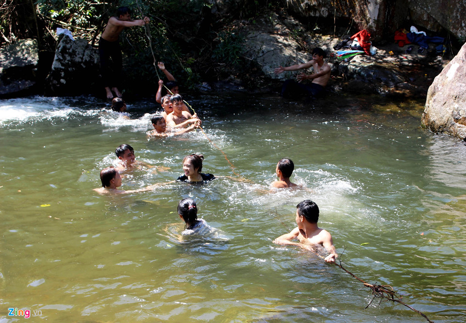 Dân đổ xô lên rừng tắm suối trong thời tiết nắng nóng