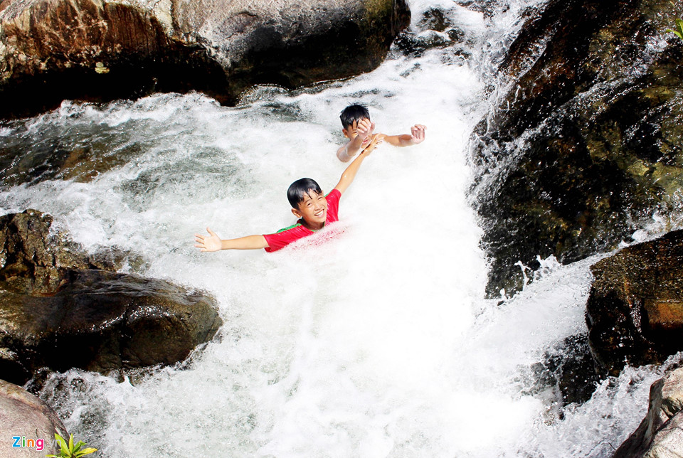 Dân đổ xô lên rừng tắm suối trong thời tiết nắng nóng