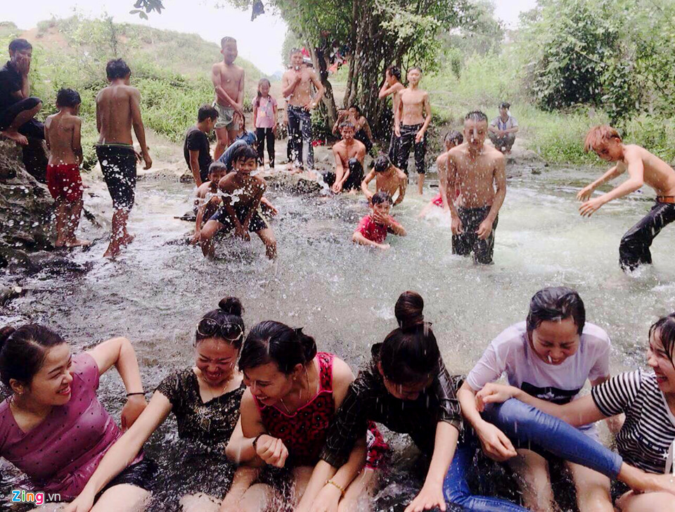 Dân đổ xô lên rừng tắm suối trong thời tiết nắng nóng