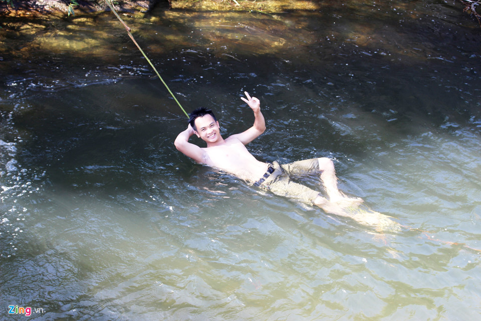 Dân đổ xô lên rừng tắm suối trong thời tiết nắng nóng